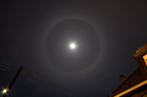 22 degree moon halo